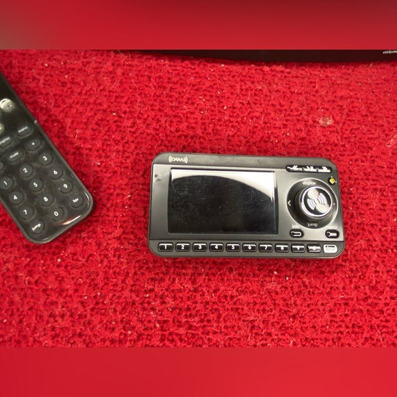 Sirius XM portable satellite radio and car mount - Picture 7 of 7